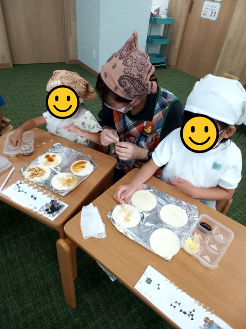 児童発達支援・放課後等デイサービス　ののはな港南（保育士の求人）の写真4枚目：ののはな港南での食育の様子。子どもたちの喜ぶ姿をたくさん見ることができますよ。