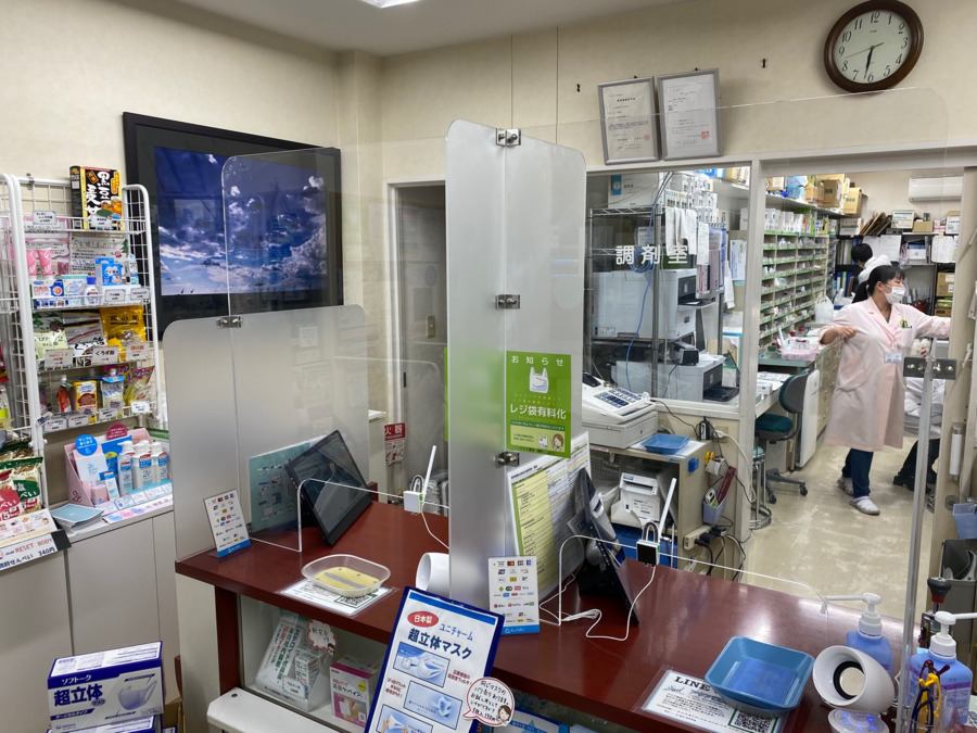 アクア薬局（調剤事務の求人）の写真2枚目：投薬カウンターにはオーダーで作ったアクリル板と会話円滑のためにスピーカーを設置。