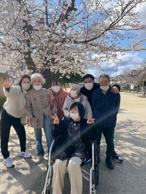 グリーンハウス立花の写真2枚目：2025年お花見集合写真♪