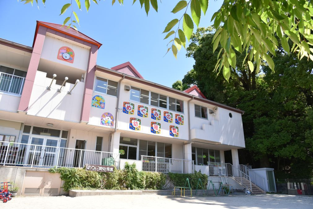 幼稚園型認定こども園　めぐみの園幼稚園 （保育士の求人）の写真3枚目：当園は豊かな自然に囲まれた環境の中に建っています。