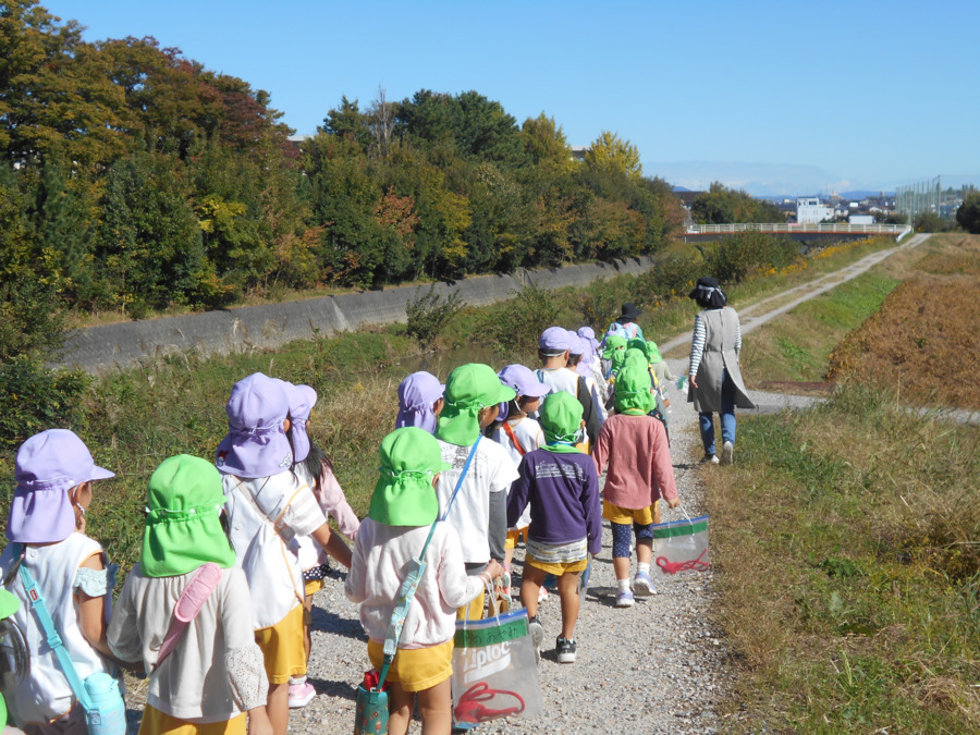 豊田花園幼稚園（幼稚園教諭の求人）の写真16枚目：近くの川沿いに散歩に出掛けます。