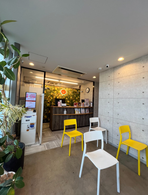 医療法人元気会　わかさクリニック（看護師/准看護師の求人）の写真3枚目：心地良い光が差し込む空間で、患者さまをお迎えしています。