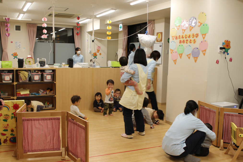 ニチイキッズ横浜西口保育園の写真5枚目：職員同士、協力し合いながら日々の保育を行っています♬