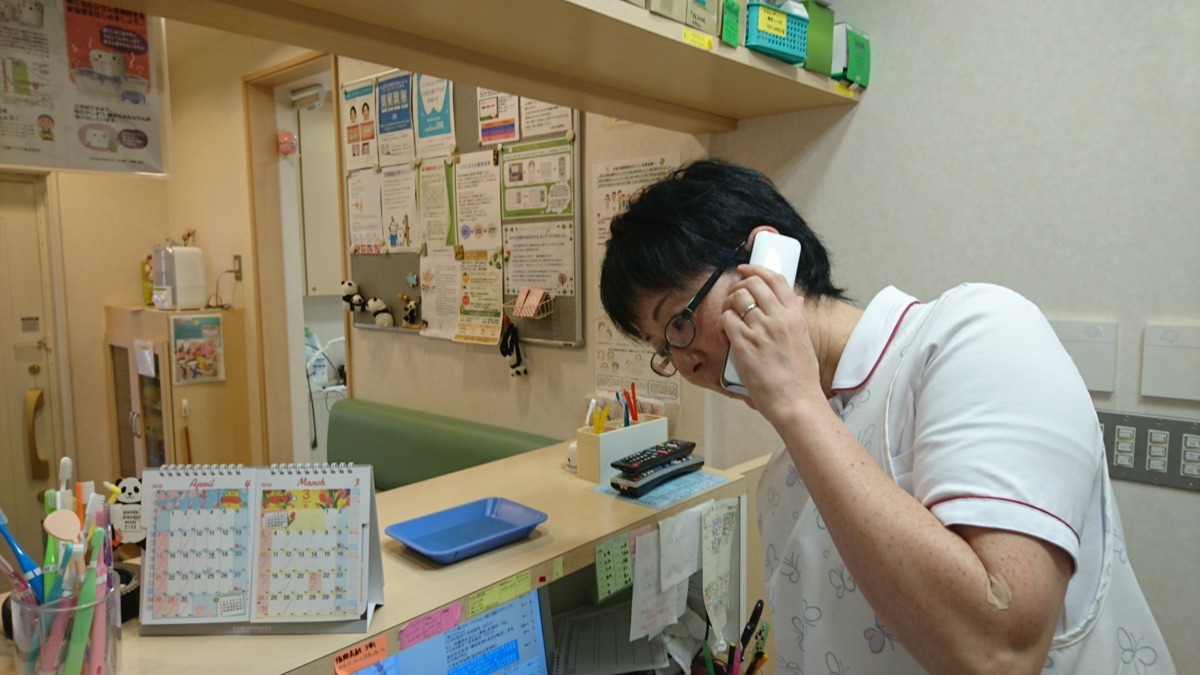 しのはら歯科医院（歯科助手の求人）の写真9枚目：電話、来院患者さまなど、様々な対応をこなします。