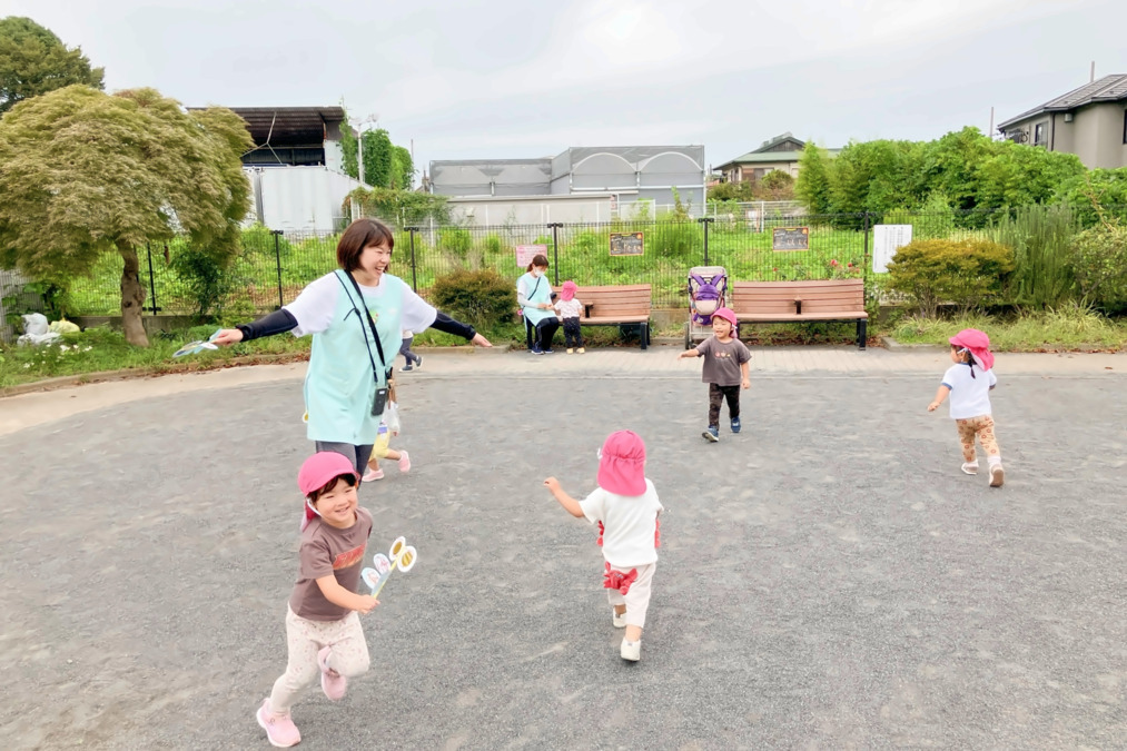 ちゃいれっく上白根保育室(保育士の求人)の写真3枚目:みんなで追いかけっこ【上白根】