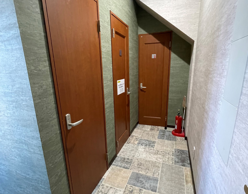 放課後等デイサービスLiebe北外山の写真7枚目：トイレは男女に分かれていてるためスタッフにとってもうれしい環境