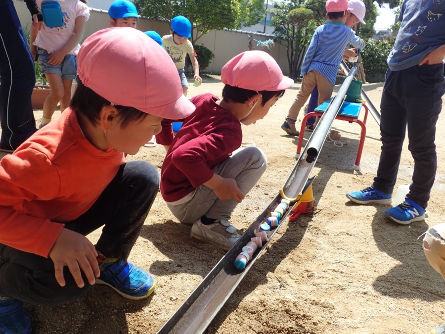 幼保連携型認定こども園 ニコニコ桜保育園の写真13枚目：樋をつなげてみて、いろいろ転がしてみます。