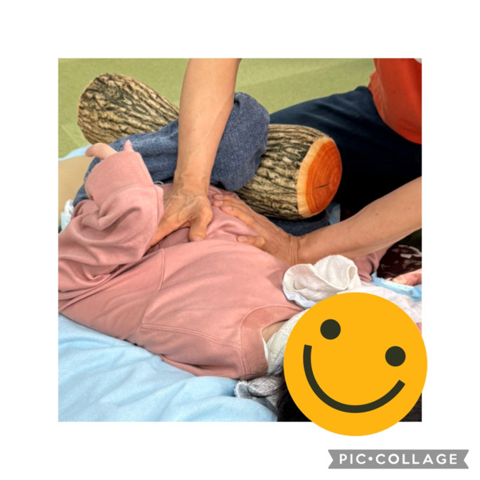 多機能重症児者デイサービス笑夢（理学療法士の求人）の写真4枚目：呼吸の動きに合わせて下部胸郭を動かし腸の蠕動運動を促します