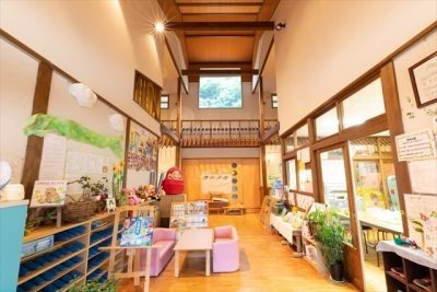 東保育所の写真3枚目：日差しのさしこむ明るい玄関