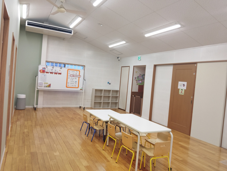 ブロッサムジュニア岡崎南教室【2025年08月オープン】(児童発達支援管理責任者の求人)の写真3枚目:天井の高い広々とした集団療育室です!