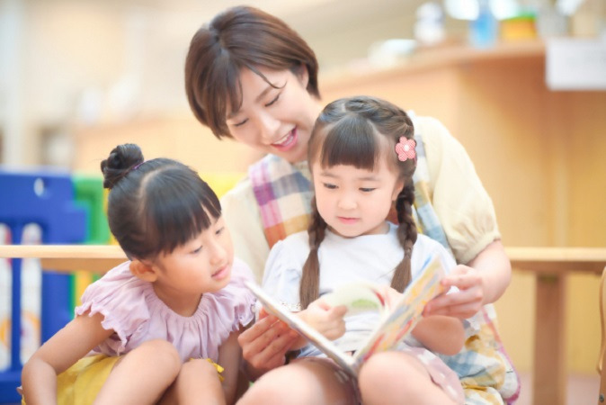 ママスクエア/HL長岡花園店【2025年12月オープン予定】（保育補助の求人）の写真2枚目：美容室内のキッズスペースで、笑顔を見守るお仕事♪（イメージ）