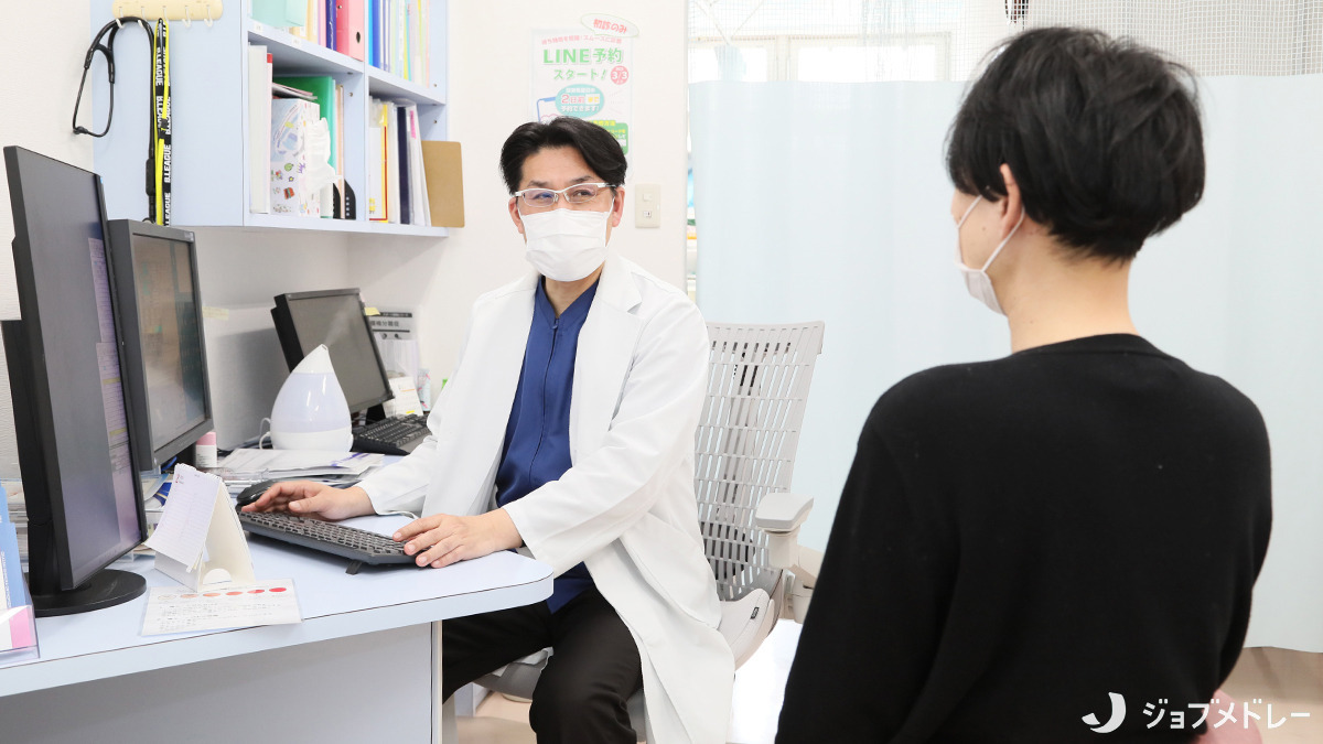 おかざきいしむら整形外科(看護師/准看護師の求人)の写真5枚目:丁寧な治療説明を行っています◎