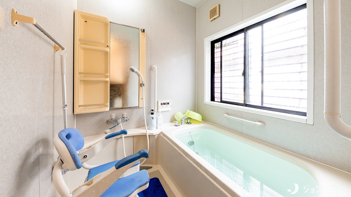 だんらんの家 南桜井（生活相談員の求人）の写真11枚目：広々とした浴槽で入浴を楽しんでいただけます