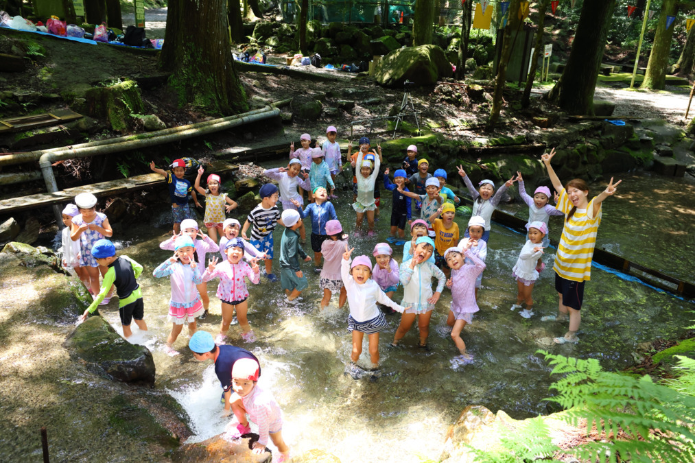 豊田花園幼稚園（幼稚園教諭の求人）の写真9枚目：夏の園外保育での涼し気なヒトコマです。
