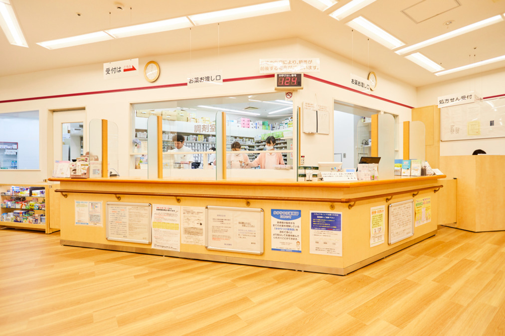 楠公堂薬局 JR加古川駅構内店（薬剤師の求人）の写真2枚目：楠公堂薬局 JR加古川駅店の内観