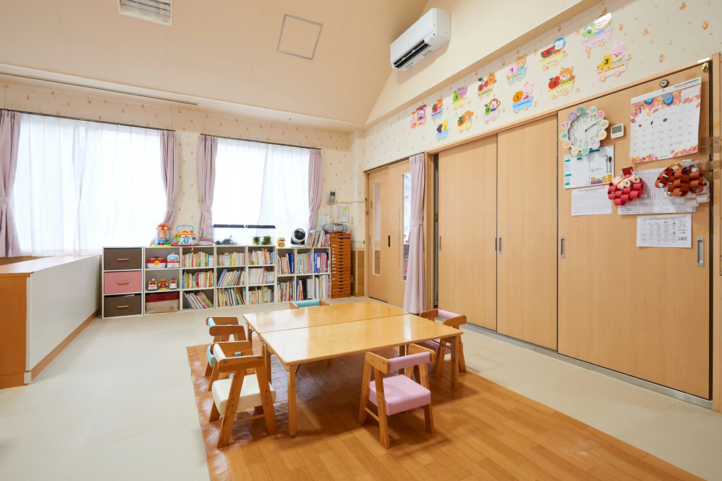三田高原病院 院内保育室みらい(保育士の求人)の写真2枚目:絵本や玩具などが整頓された保育室✨