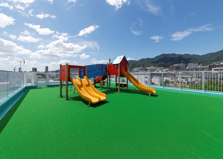 琵琶COCORO保育園　まや分園（調理師/調理スタッフの求人）の写真6枚目：系列園の屋上園庭です。