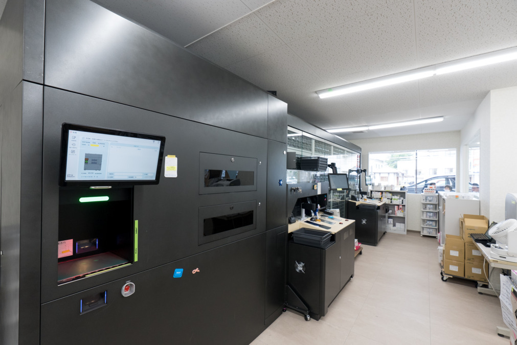 ツバキ薬局（中央店）（調剤事務の求人）の写真4枚目：泉州初！
調剤ロボット
自動薬剤ピッキング装置
Drug Stationを導入