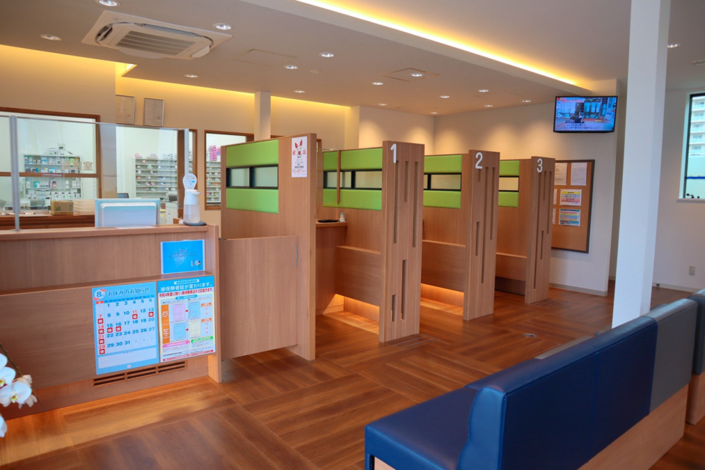 プラザ薬局JR総持寺店の写真3枚目：JR総持寺店の内観