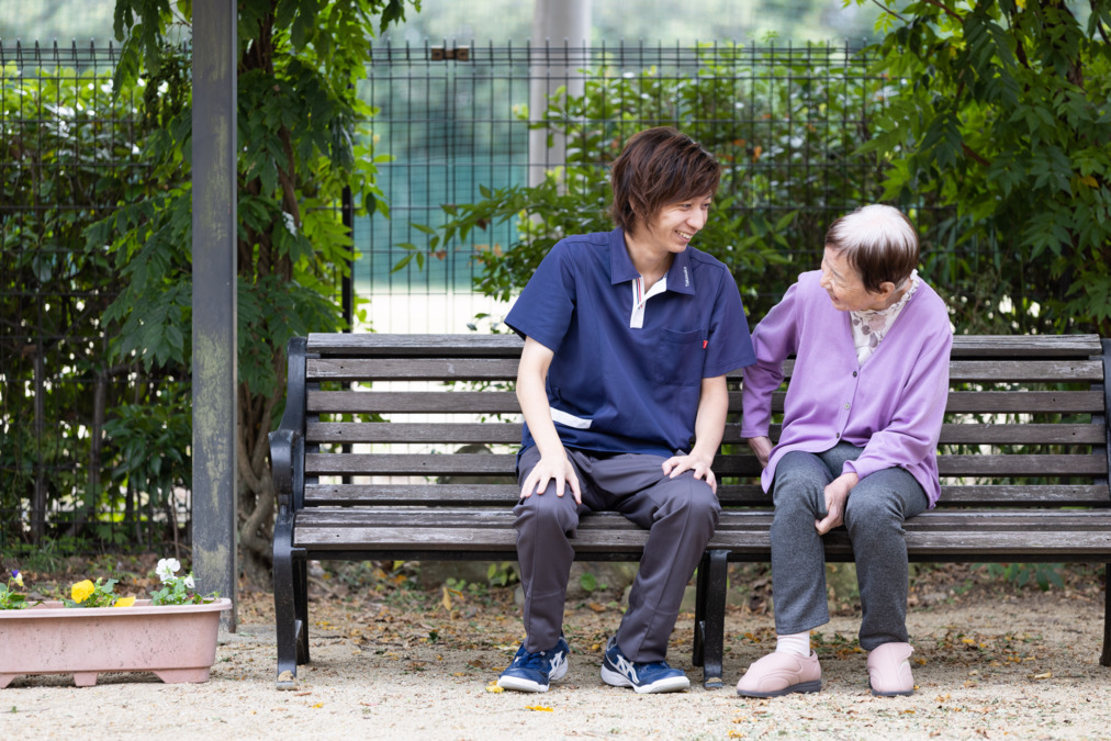 デイサービスセンター　扶桑苑（介護職/ヘルパーの求人）の写真17枚目：庭園での安らぎ
