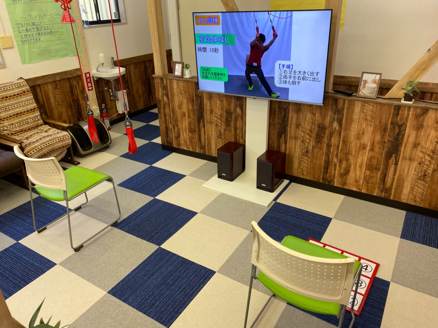 市川リハビリデイセンターゆずの樹　稲越店（あん摩マッサージ指圧師の求人）の写真6枚目：関節可動域の改善や日常生活動作の改善を図るため、レッドコードを導入しています。