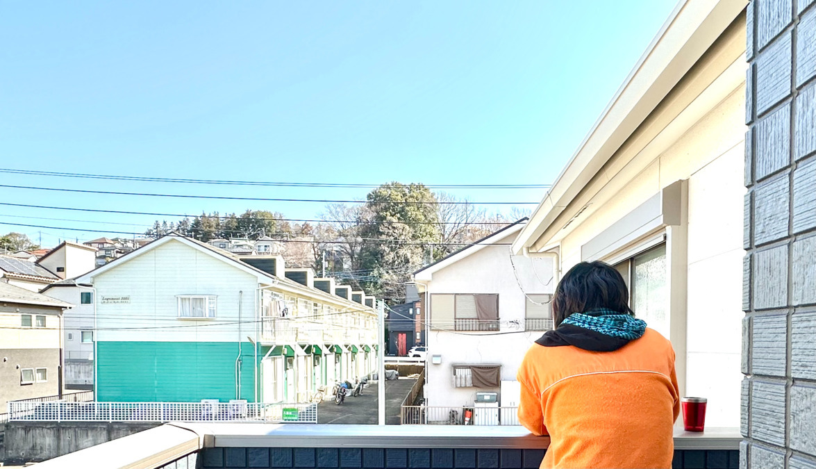 グループホームクオーレ座間入谷東（生活支援員の求人）の写真13枚目：入居者様は日中ベランダに出てのんびりしたり、思い思いに過ごしています◎
