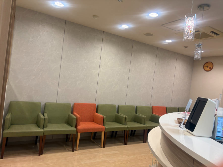 医療法人三恵会 しげなが歯科・矯正歯科(歯科助手の求人)の写真4枚目:改装し、待合室も広くなりました♪