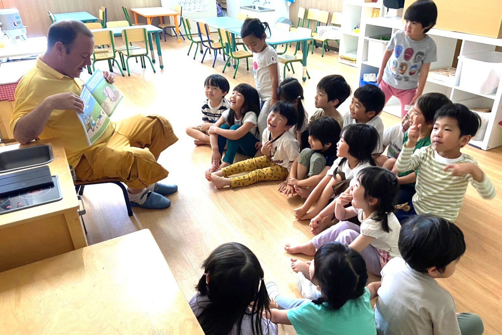 リトルガーデンインターナショナル市川認可保育園(保育士の求人)の写真3枚目:読み聞かせ★