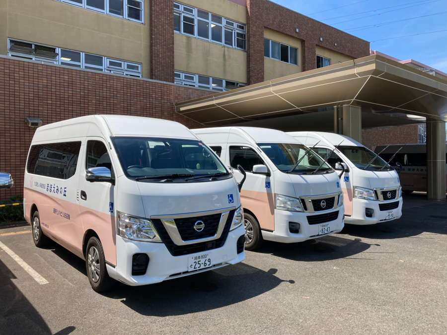 介護老人保健施設ほほえみの丘の写真4枚目：ほほえみの丘　送迎車