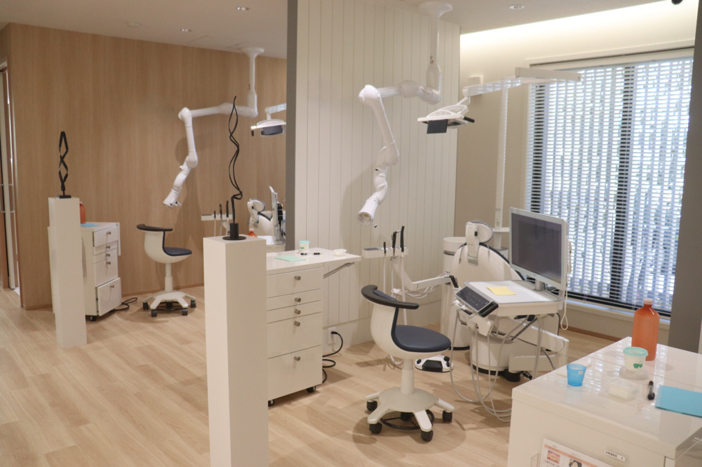 星野歯科クリニック（歯科医師の求人）の写真7枚目：最新ユニット多数完備！新しくて清潔な診療空間。

