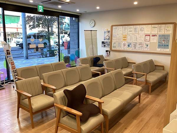 株式会社アイセイ薬局　アイセイハート薬局　千駄木店（薬剤師の求人）の写真3枚目：アイセイハート薬局　千駄木店の内観