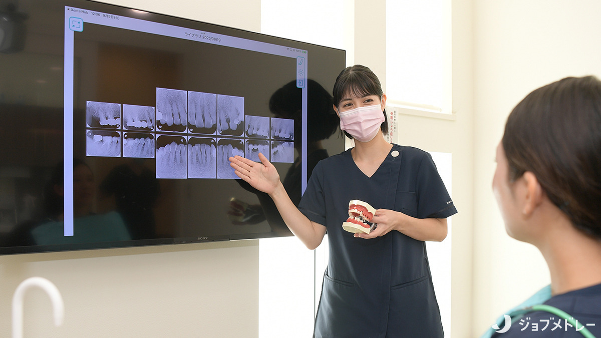橋本歯科医院（歯科衛生士の求人）の写真7枚目：写真や模型などを用いた分かりやすい説明を心がけています