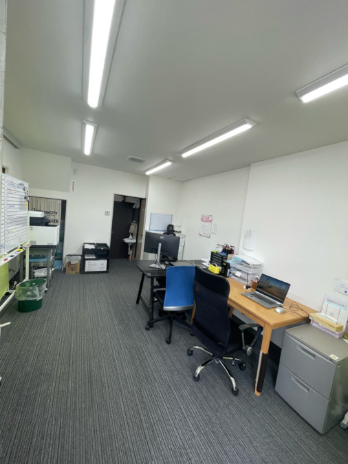 株式会社マルヨシ佐藤(介護職/ヘルパーの求人)の写真2枚目:事務所スペースは土足でOK!!