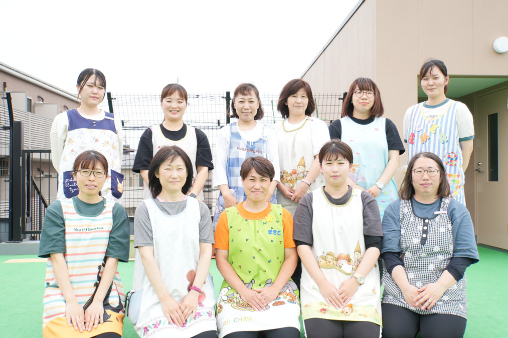 輝萌の森 　南浦和根岸園（保育士の求人）の写真5枚目：職員集合写真
職員同士のコミュニケーションがとても良い職場です