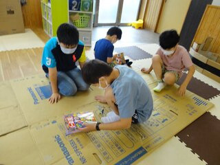通所支援ベルテール須崎園（保育士の求人）の写真4枚目：段ボールお絵描き
何を書こうかな・・・？