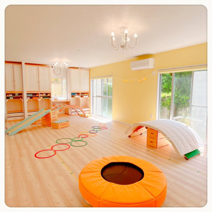 もうひとつのおうち八雲（保育士の求人）の写真3枚目：理学療法士と作業療法士がお子さまのニーズに合わせて提案する運動の時間があります。