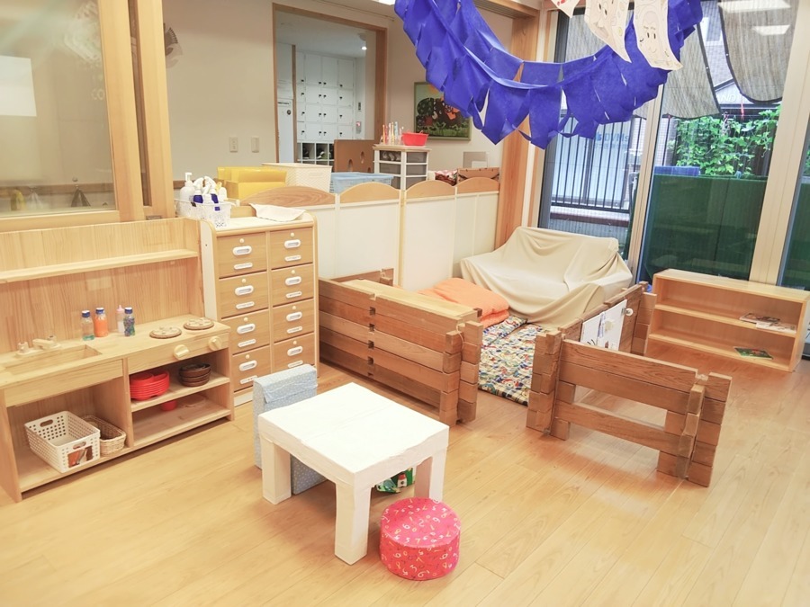 なかまちっこゆめ園（保育士の求人）の写真5枚目：大きな窓から外も見られて明るい保育室。