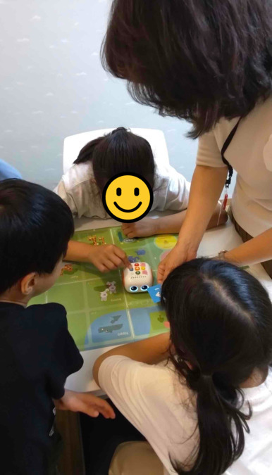 児童発達支援・放課後等デイサービス　ののはな港南（保育士の求人）の写真3枚目：「ののはな港南」の様子です。こちらでは療育にプログラミングを取り入れております。