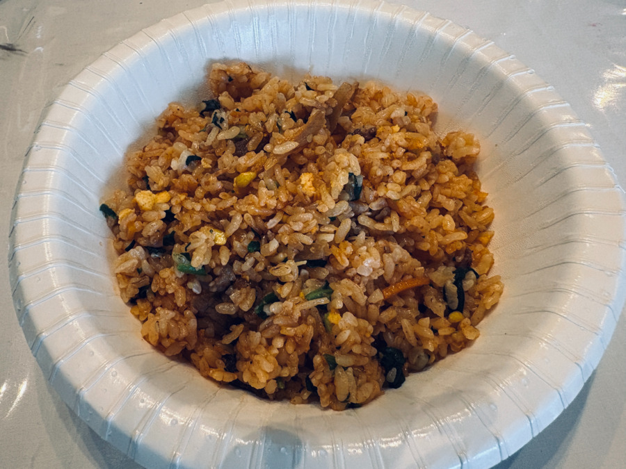 植竹歯科医院（歯科衛生士の求人）の写真5枚目：お得な社食サービスあり。写真は100円で食べれるビビンバ。（他にもメニュー多数）