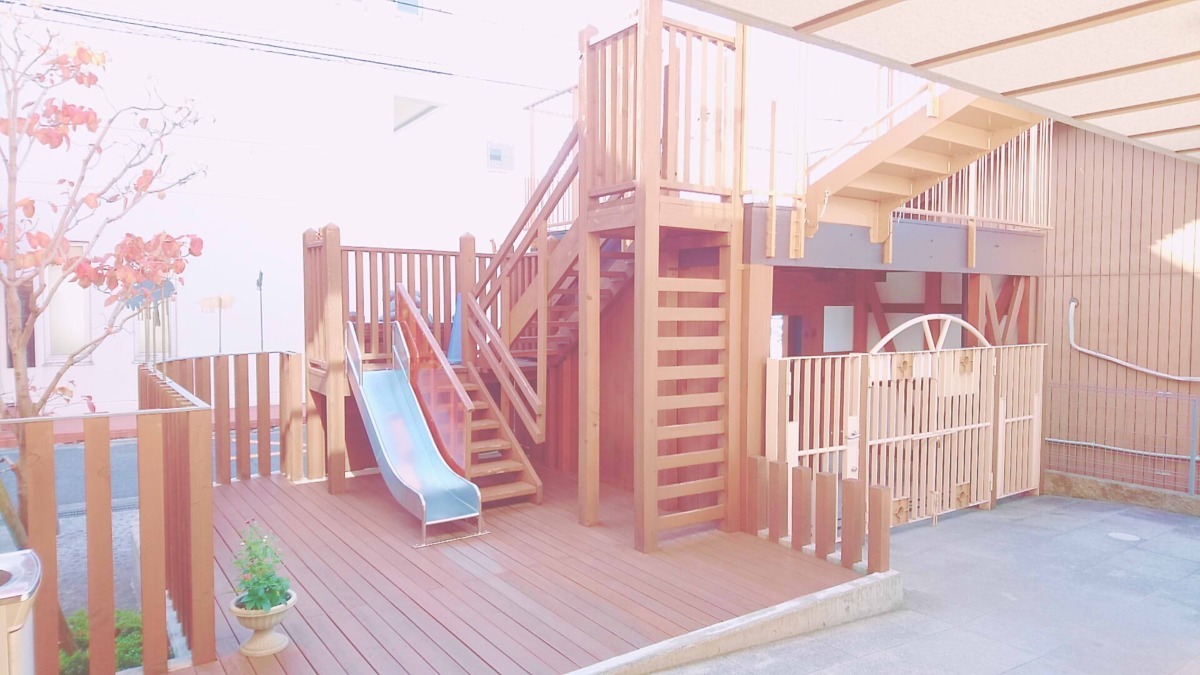 杉乃木保育園の写真3枚目：入口玄関の遊具など