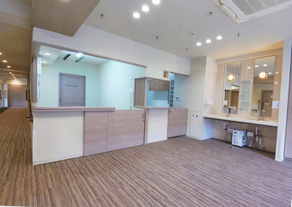 ミモザ川崎たちばな弐番館グループホームの写真2枚目：食堂兼リビングです。
施設内は掃除の行き届いた明るく清潔な空間となっております♪