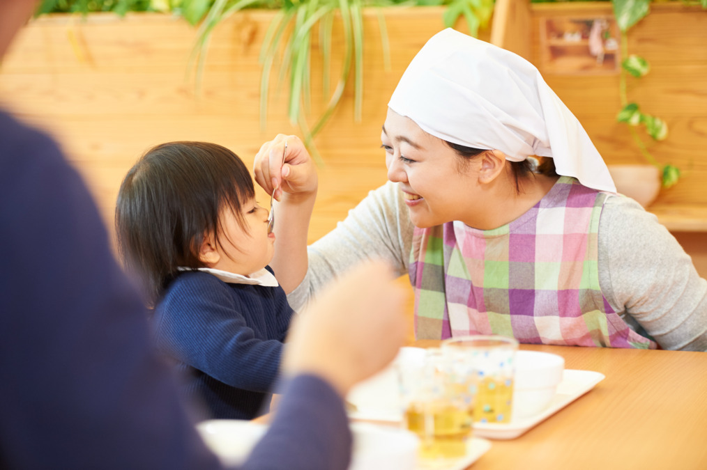 熊本赤十字病院 院内保育所オリーブ(調理師/調理スタッフの求人)の写真:調理員さんも保育所の一員!園児の「おいしい!」や「おかわり!」が嬉しくなります*
