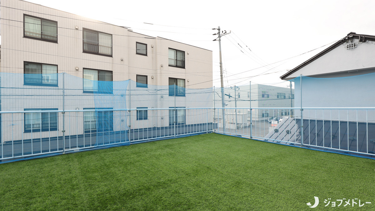 いころきっず（保育士の求人）の写真18枚目：開放感のあるテラスでのびのび過ごすことができます◎