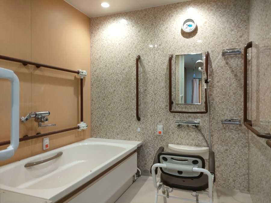 ミモザ三島壱町田介護付きホームの写真6枚目：浴室です♨ご利用者への入浴介助の際は、より細やかなケアの提供が求められます。
