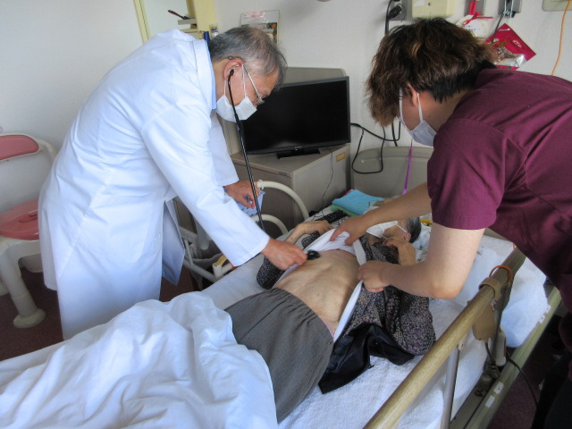 介護付き有料老人ホーム サンライズ茂原の写真11枚目:訪問医による診療風景です。