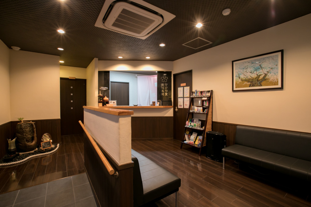 サクラ堂歯科医院(歯科医師の求人)の写真2枚目:待合室も和風で落ち着く雰囲気です。
