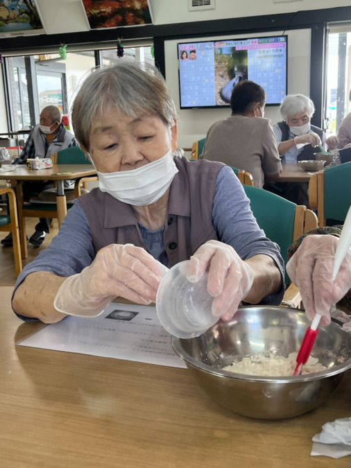 ポピーデイサービスセンターTSUNAGARI（介護職/ヘルパーの求人）の写真11枚目：生活リハビリ（食レク）の様子です。利用者さまの自立度に合わせて介助量を調整します