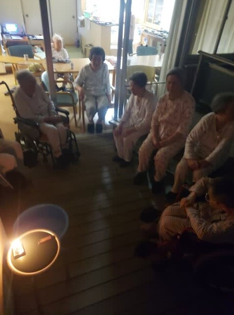 社会福祉法人翠生会　ホーム下新倉（介護職/ヘルパーの求人）の写真6枚目：ホームのベランダで花火大会開催！