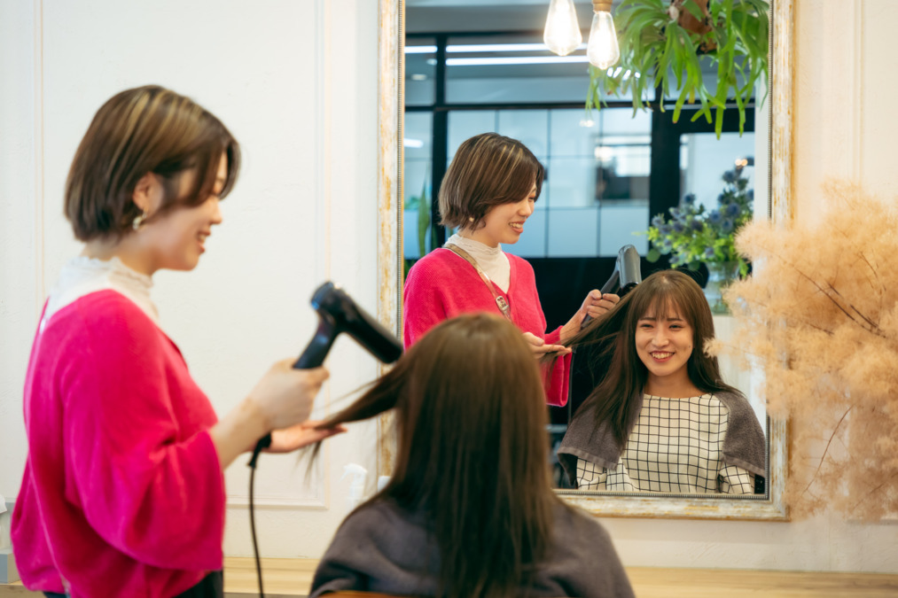 LiG hair&design（美容師の求人）の写真3枚目：お客さまに合ったヘアケアアドバイスを行います！