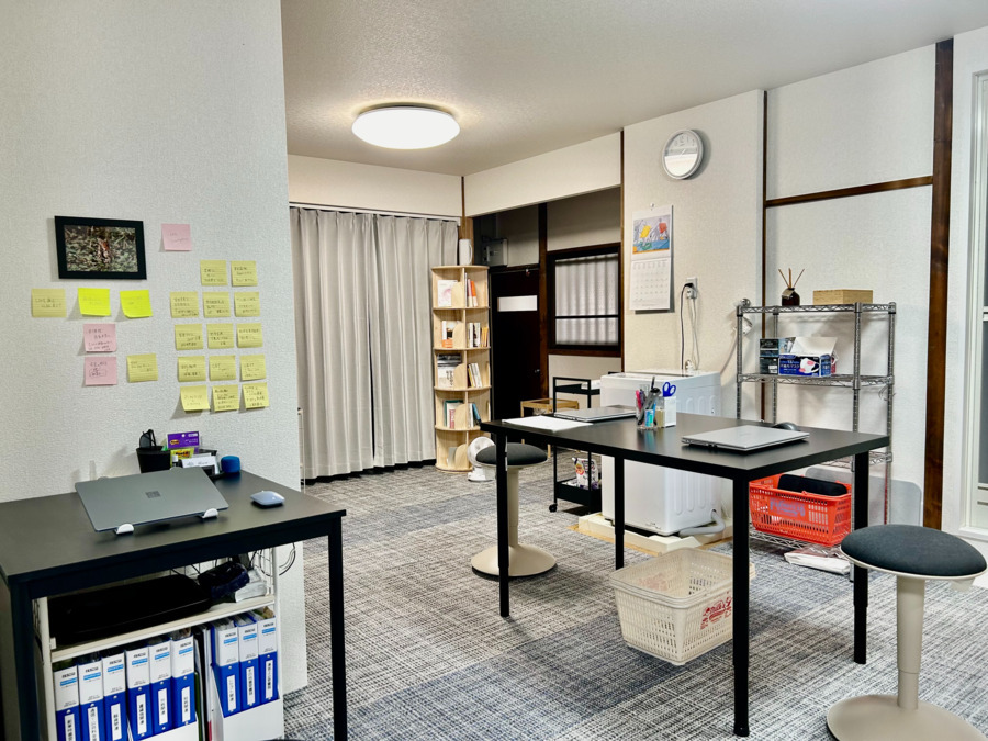 TSUKASA訪問看護ステーション（看護師/准看護師の求人）の写真4枚目：事務所内装②カーテンの奥には仮眠用のyogibo-クッションが。
